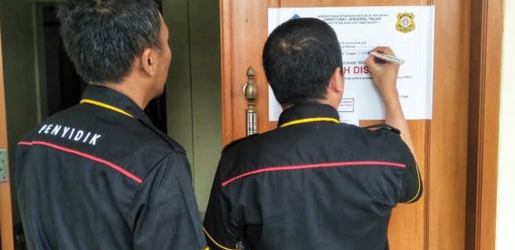 Tim penyidik Kanwil DJP Jabar I memasang stiker sita di sebuah rumah kawasan Cicalengka, Kab Bandung, (Humas DJP Jabar I)