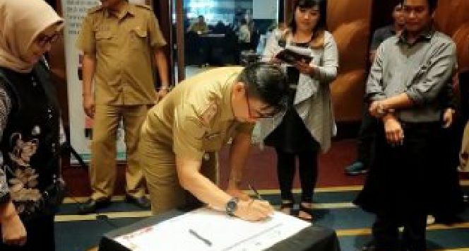 Kepala Dinas Kesehatan Provinsi Jawa Barat, dr. Berli Hamdani Gelung Sakti, saat menandatangani deklarasi Forkom Kesehatan, di El Royal Hotel, Jl. Merdeka,no.2 Bandung, Selasa (10/12).