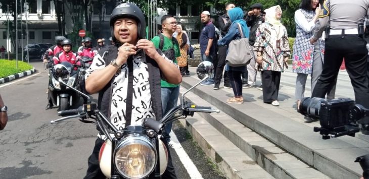 Pemkot Bandung beserta Polrestabes Bandung gencar menyosialisasikan pakai helm klik biar selamat.