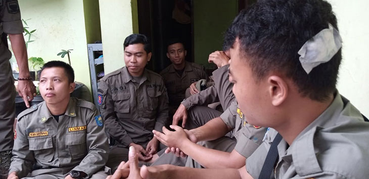 TERLUKA: Delapan orang petugas Satpol PP Kota Bandung terluka saat melakukan tugas penggusuran rumah warga RW 11, Kelurahan Tamansari, Kamis (12/12/2019).
(MURWANI ROKHAYATI/ RADAR BANDUNG)