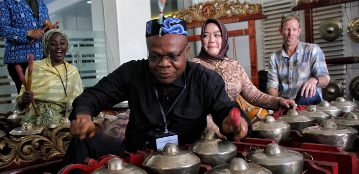 KONFERENSI: Sejumlah perwakilan delegasi mencoba memainkan alat musik bonang saat prosesi penutupan Konferensi 10th Gaje World Wide Conference di Kantor Paguyuban Pasundan, Jalan Sumatera, Kota Bandung, Minggu (8/12/2019).
(TAOFIK ACHMAD HIDAYAT/RADAR BANDUNG)
