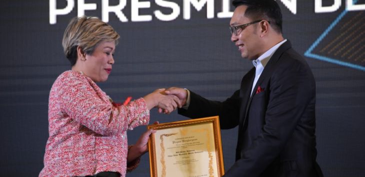 Brand Manager Dulux Professional, Ria Marfiana  menerima penghargaan dari Gubernur Jawa Barat, Ridwan Kamil sebagai Mitra Pembangunan Jawa Barat.