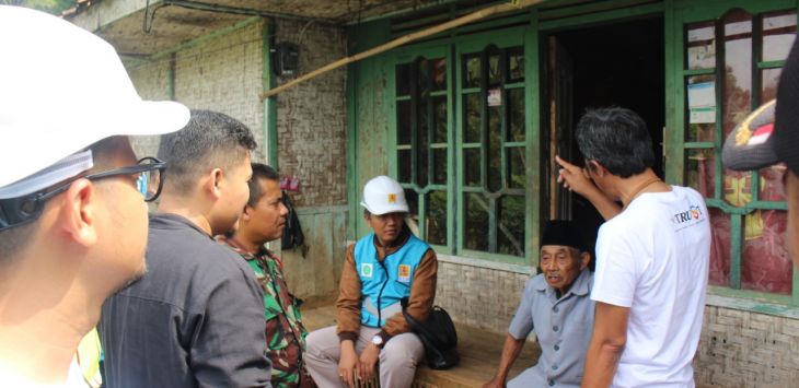 BERBINCANG: Petugas saat berbincang dengan warga Desa Bojong Salam, Kecamatan Cililin, Kabupaten Bandung Barat terkait program One Man One Hope, Jumat (27/12). (foto: IST)