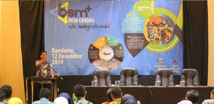MENERANGKAN: Sekretaris Daerah Kota Bandung, Ema Sumarna saat menghadiri sosialisasi aplikasi sistem informasi geografis berbasis situs daring bernama Bandung Smart Map Plus (BSM+) di Hotel Papandayan, Kamis (12/12/2019).
