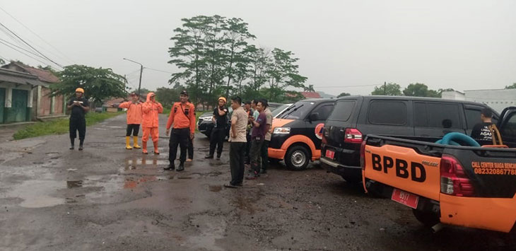 PANTAU : Badan Penanggulangan Bencana Daerah (BPBD) Kabuapten Subang melakukan patroli menjaga kemungkinan terjadi bencana, Selasa (17/12)