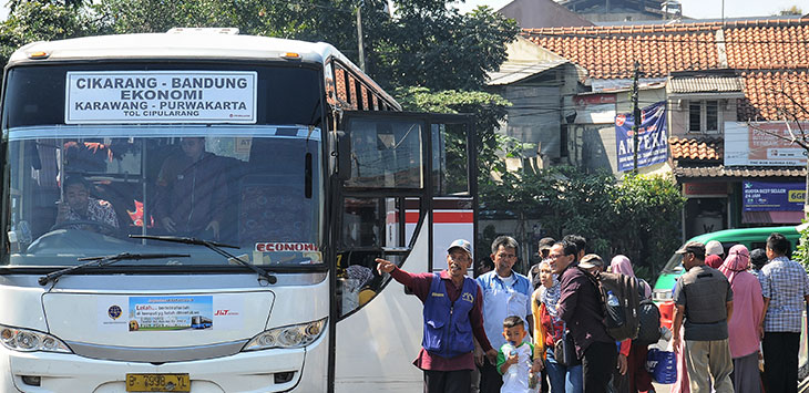 KATIVITAS: Sejumlah penumpang tiba di Terminal Leuwipanjang, Kota Bandung, Minggu (9/6/19). 
(TAOFIK ACHMAD HIDAYAT/RADAR BANDUNG)