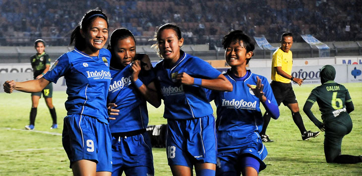 SELEBRASI: Tim Persib Putri melakukan selebrasi usai mencetak gol ke gawang PS Tira Putri dalam pertandingan Liga 1 Indonesia Putri di Stadion Si Jalak Harupat, Soreang, Kabupaten Bandung, Minggu (22/12/2019).
(TAOFIK ACHMAD HIDAYAT/RADAR BANDUNG)