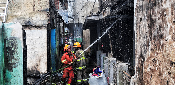 EVAKUASI: Petugas Pemadam Kebakaran Kota Bandung berusaha melakukan pemadaman di rumah yang terbakar di Astana Anyar, Gang Siti Munigar, Kota Bandung, Minggu (22/12/2019). 
(TAOFIK ACHMAD HIDAYAT/RADAR BANDUNG)