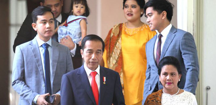 TRAH ISTANA. Jokowi didampingi keluarga. Yakni, sang istri Iriana, Gibran Rakabuming, Kahiyang Ayu, Kaesang Pangarep, dan Bobby Nasution yang menggendong Sedah Mirah. (Raka Denny/Jawa Pos)