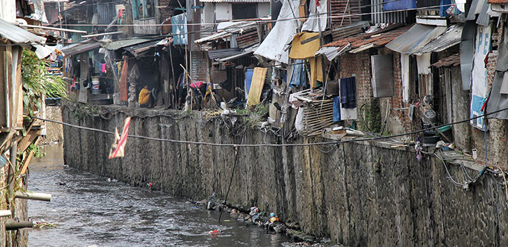 PADAT PENDUDUK: Suasana Pemukiman padat penduduk di pinggir Sungai Citepus, Astana Anyar, Kota Bandung, Senin (8/7/2019). 
(TAOFIK ACHMAD HIDAYAT/RADAR BANDUNG)