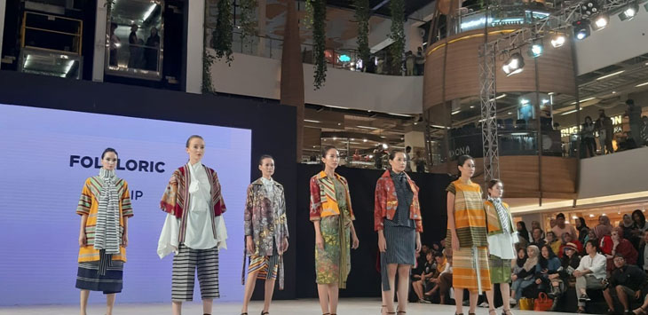 Model berjalan memamerkan koleksi pakaian dalam acara 23 Fashion District. (Nur Fidhiah Shabrina/RADAR BANDUNG)