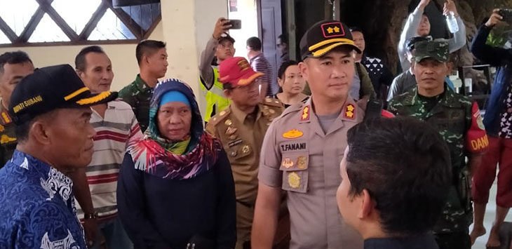 PANTAU :Bupati H.Ruhimat, Kapolres Subang AKBP Teddy Fanani dan Dandim 0605 Subang Letkol Edi Arh Maryono, saat  melakukan pengecekan ke salah satu Gereja di Subang, Selasa (24/12/2019)
(M.ANWAR/RADAR BANDUNG)