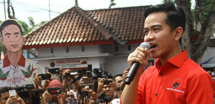 ORASI : Gibran berorasi sebelum mendaftarkan diri sebagai bakal calon wali kota Solo di kantor DPD PDI Perjuangan Jawa Tengah, Kamis (12/12). (Adityo Dwi/Jawa Pos Radar Solo)