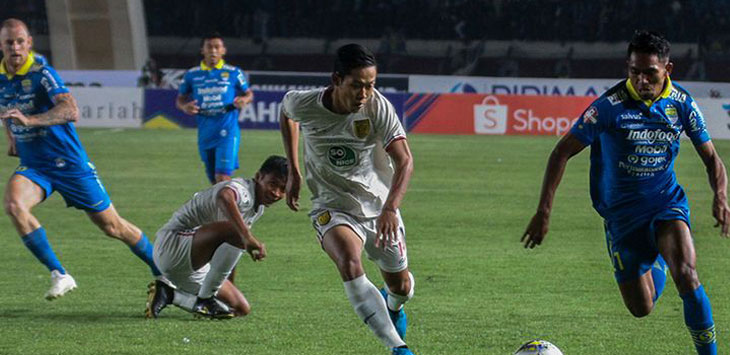 DUEL: Pemain Persib Bandung Frets Butuan berlari mengejar bola beberapa waktu lalu di stadion Si Jalak Harupat.
(NET)