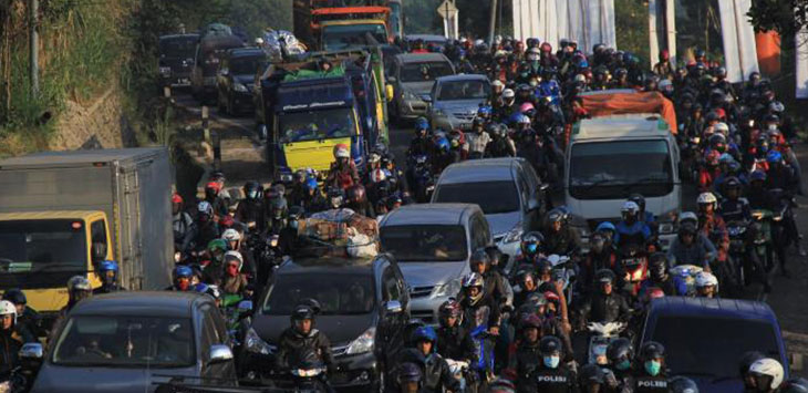 
MACET: Sejumlah kendaraan terjebak macet di kawasan Nagreg, Kabupaten Garut. 