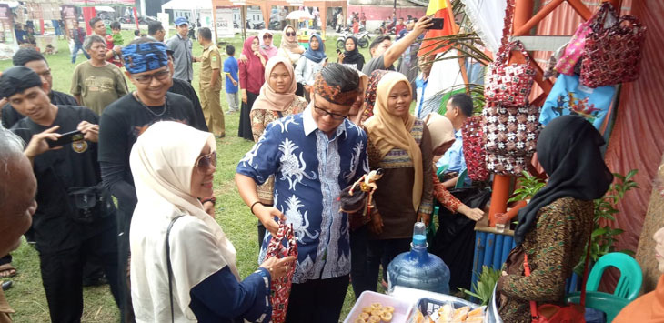 MENCERMATI: Wakil Bupati Agus Masykur didampingi Kepala Desa Jalancagak, Indra berkeling mengunjungi beberapa stand produk UMKM 
