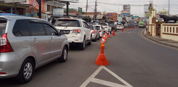 MACET : Ratusan kendaraan roda empat terjebak kemacetan di jalan raya Jalancagak, Subang, Minggu (22/12/2019).
(M.ANWAR/RADAR BANDUNG)