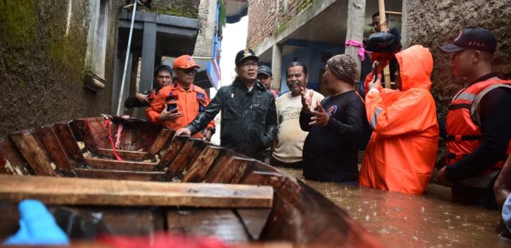 Gubernur Jawa Barat Ridwan Kamil saat meninjau lokasi banjir di Kecamatan Baleendah, Kabupaten Bandung, Selasa (28/1/2020). (dok. Humas Pemprov Jabar)