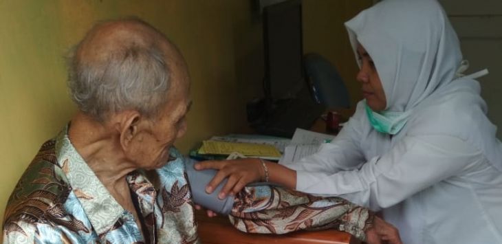 Tim Dokter dari Kecamatan Margaasih saat memeriksa kesehatan Kakek Acun di Desa Nanjung Kecamatan Margaasih Kabupaten Bandung, Rabu (22/1/2020). (Fikriya Zulfah/RADAR BANDUNG)