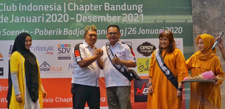 : Kordinator Chapter CRV Club Indonesia Chapter Bandung periode 2018-2019, Indra  dan Kordinator Chapter periode 2020-2021, Abah Wagoen bersalaman usai sertijab, Minggu (26/1/2020)