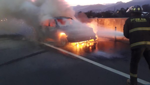 Mobil sedan ludes terbakar di Tol Soroja. (Foto: dok.Dinas Pemadam Kebakaran Kabupaten Bandung)