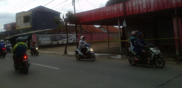SUASANA : Para pengendara melintasi kedai ramen di Jalan Gandasari, Kecamatan Katapang, Kabupaten Bandung, Kamis (30/1/2020).