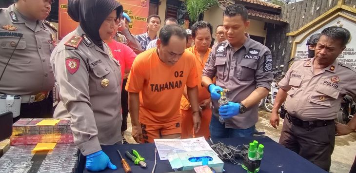 HENDRA HIDAYAT/RADAR BANDUNG
EKSPOSE : Tersangka peragakan aksinya kepada polisi, di Mapolsek Padalarang, Kamis (23/1/2020).
