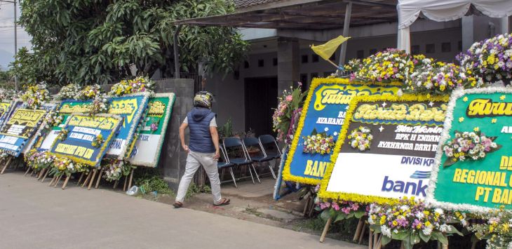 Warga memasuki rumah duka tokoh pemekaran KBB, H. Endang Anwar yang dipenuhi karangan bunga duka cita di Jl. H. Dasuki No. 9, Desa Kertamulya, Kecamatan Padalarang, Rabu (22/1/2020). 