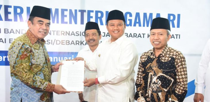 SK: Wakil Gubernur Jawa Barat Uu Ruzhanul Ulum saat menerima Surat Keputusan (SK) Penetapan Bandara Internasional Jawa Barat (BIJB) sebagai bandara Embarkasi/Demarkasi Haji 2020 dari Menteri Agama RI Fachrul Razi di Terminal Keberangkatan BIJB Kertajati, Kab. Majalengka, Selasa (7/1/20). (Foto: Humas Jabar)