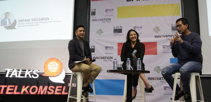 Direktur Human Capital Management Telkomsel Irfan Tachrir (Kanan) bersama Staf Khusus Presiden RI Putri Tanjung (Tengah) saat mengisi acara talk show Talks@Telkomsel dengan edisi spesial Millenials Career Talk di co-working space Block 71 Bandung Innovation Room (18/1).