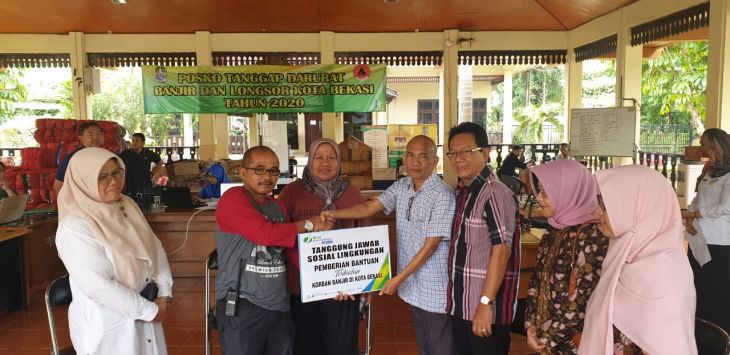 SIMBOLIS: BPJS Ketenagakerjaan Jawa Barat secara simbolis menyerahkan bantuan untuk korban bencana banjir di Posko Tanggap Darurat Banjir dan Longsor, Kota Bekasi, Rabu (9/1/2020).