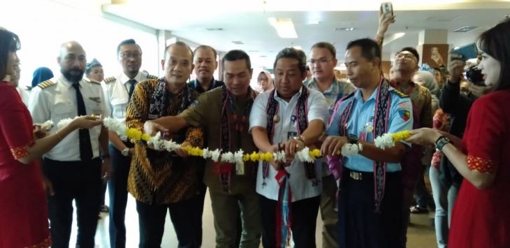 MERESMIKAN: Direktur Utama Trans Nusa, Bayu Sutanto dan Wakil Walikota Bandung, Yana Mulyana bersama jajaran saat meresmikan pembukaan rute penerbangan Trans Nusa dari Bandara Husein Sastranegara, Rabu (22/1).