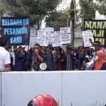 Mengaku Tak Digaji, Ratusan Karyawan Perusahaan Golf Unjuk Rasa