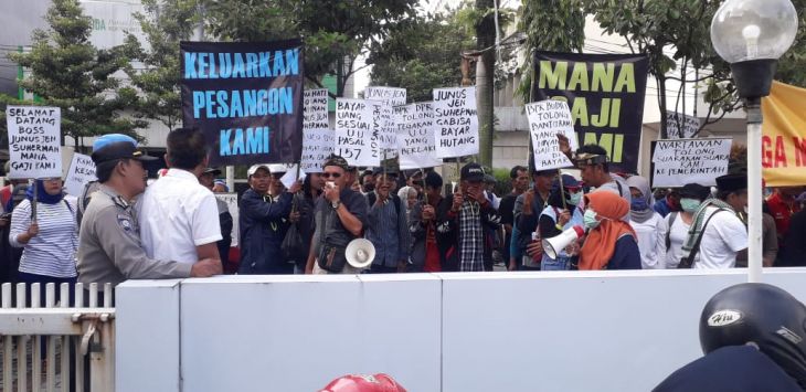 Mengaku Tak Digaji, Ratusan Karyawan Perusahaan Golf Unjuk Rasa