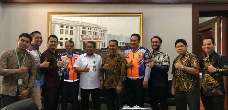 Tim Grab Bandung bersama Wakil Walikota Bandung, Yana Mulyana dan Dinas Perhubungan Pemerintah Kota Bandung saat pertemuan membahas berbagai inisiatif untuk bersama-sama membangun ekosistem Alat Mobilitas Pribadi yang aman di Bandung.