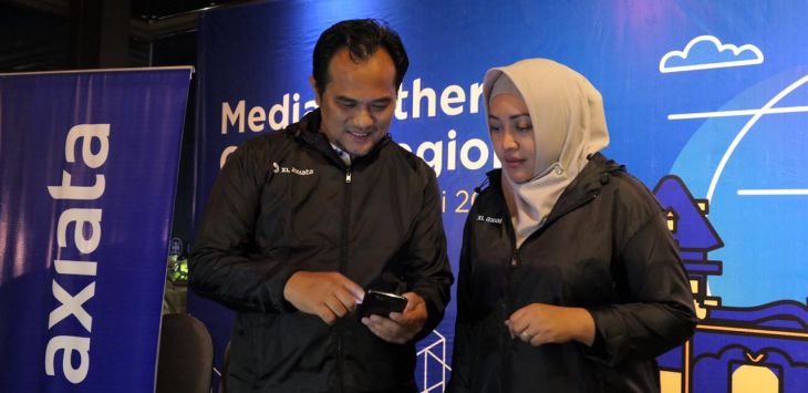 (Ki-ka) Head of Sales Area Surakarta, Semarang & Kudus XL Axiata Heriantoni (ki), Group Head Corporate Communication XL Axiata, Tri Wahyuningsih (ka) pada Media Update  XL Axiata Central
Region, Surakarta (16/01). 