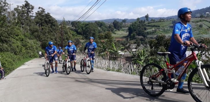 Pemain Persib Bandung menjalani sesi latihan cross country pada hari ketiga pemusatan latihan di kawasan Lembang, Kabupaten Bandung Barat, Rabu (29/1/20).