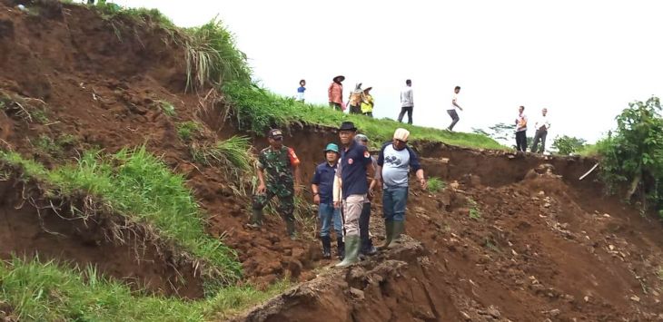 Bupati Subang Ruhimat saat meninjau lokasi longsor di Desa Ponggang Kecamatan Serangpanjang, Kabupaten Subang.