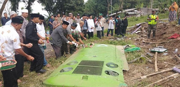 : Warga dan Polisi tabur bunga di lokasi kecelakaan maut Bis Purnama Sari, di Desa Palasari, Kecmatan Ciater, Kamis (23/1/2020)