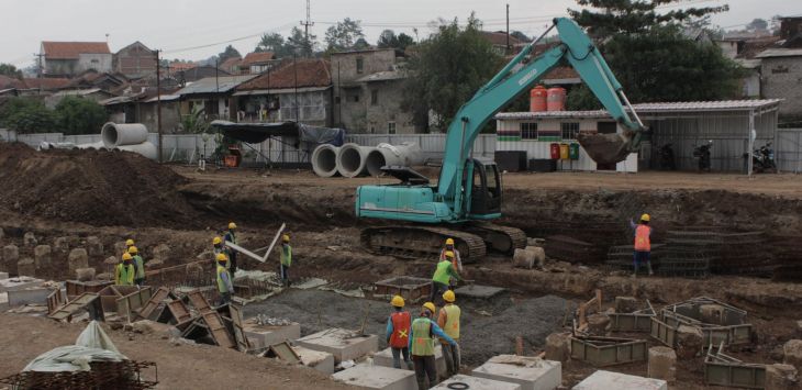 AKTIVITAS : Pekerja proyek Kereta Cepat Jakarta Bandung (KCJB), menyelaesaikan progres pembangunan.