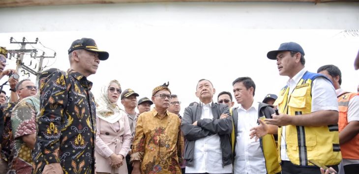 : Rombongan anggota DPR RI komisi V didampingi oleh Sekretaris Daerah Kabupaten Bandung, Teddy Kusdiana, saat meninjau pembangunan kolam retensi Andir, Kecamatan Baleendah Kabupaten Bandung. (Fikriya Zulfah/Radar Bandung)