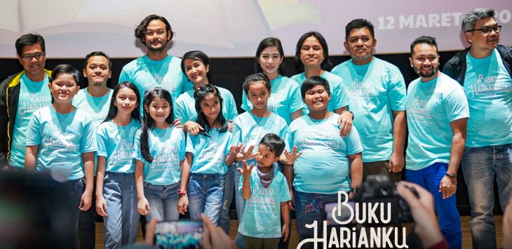 Pemeran film ‘Buku Harianku’ berfoto bersama usai menggelar konferensi pers.