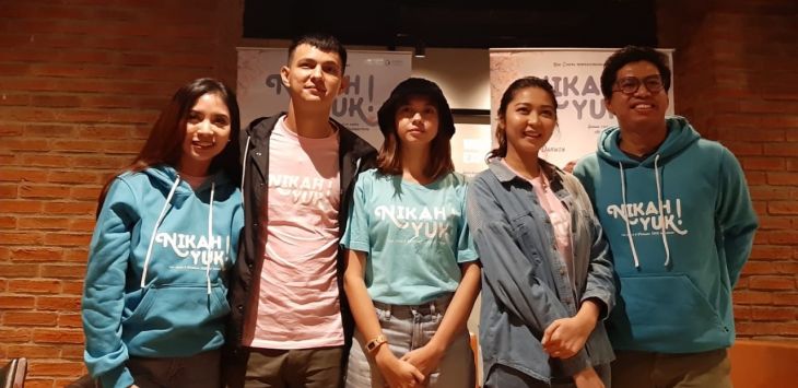 Sutradara Adhe Dharmastriya, Marcell Darwin, Yuki Kato, Jessica Veranda pada Gala Premiere Film Nikah Yuk! di CGV 23 Paskal Bandung, belum lama ini. (Nur Fidhiah Shabrina/RADAR BANDUNG)