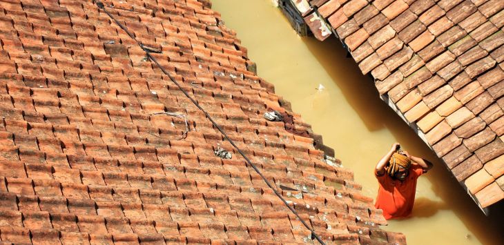 Warga berjalan melewati air yang menggenangi rumah di Dayeuh Kolot, Kabupaten Bandung akhir Januari 2020 lalu. (TAOFIK ACHMAD HIDAYAT/RADAR BANDUNG)