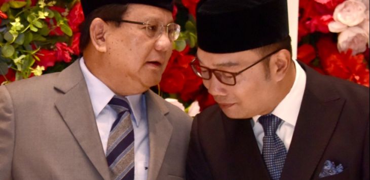 Gubernur Jawa Barat, Ridwan Kamil berbincang dengan Ketua Umum Gerindra, Prabowo Subianto di sela acara pernikahan di Trans Luxury Hotel, Jalan Gatot Subroto, Kota Bandung. 