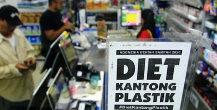 Sebuah imbauan bertuliskan diet kantong plastik terpajang disalah satu mini market. Pemkot Bandung akan menerapkan kantong plastik berbayar, mulai dari Rp2.000 sampai Rp10.000.