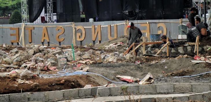 Sejumlah pekerja sedang melakukan revitalisasi taman Gedung Sate, Jalan Diponegoro, Kota Bandung, beberapa waktu lalu.
