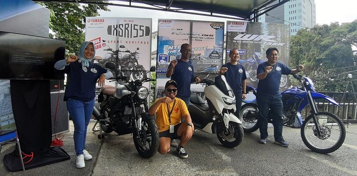 Koordinator Promosi PT Yamaha Motor Area DDS 2 Jabar, Achmad Dimyati, Koordinator Sales DDS Jabar, Fitri Agustandi, dan CCS & Yamaha Institute, Nurina pada peluncuran tiga sepeda motor terbaru Yamaha di acara 'Yamaha Motobike Heritage' di Cikapundung River Spot, Sabtu (1/2/2020).