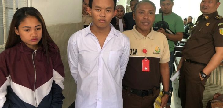 Tersangka pengedar narkoba saat diamankan oleh Satuan Reserse Narkoba Polresta Bandung di kawasan Pengadilan Negeri Kabupaten Bandung, Selasa (11/2/2020). 