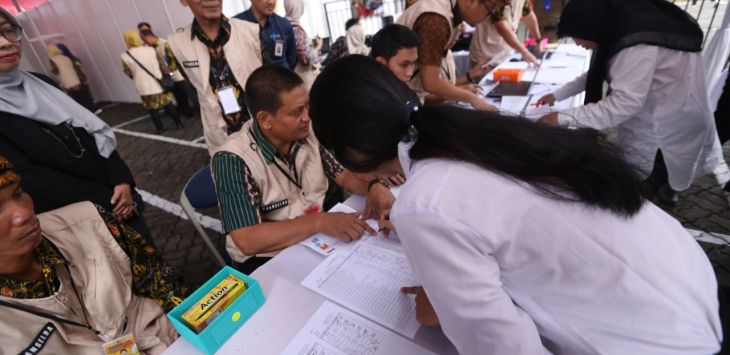 Sejumlah peserta melakukan registrasi untuk masuk ke lokasi ujian Seleksi Kompetensi Dasar (SKD) CPNS 2019 Pemerintah Kabupaten Bandung, di Universitas Telkom,  Jalan Telekomunikasi Kecamatan Dayeuhkolot, Kabupaten Bandung, Kamis (20/2/2020). (FIKRIYA ZULFAH/RADAR BANDUNG)